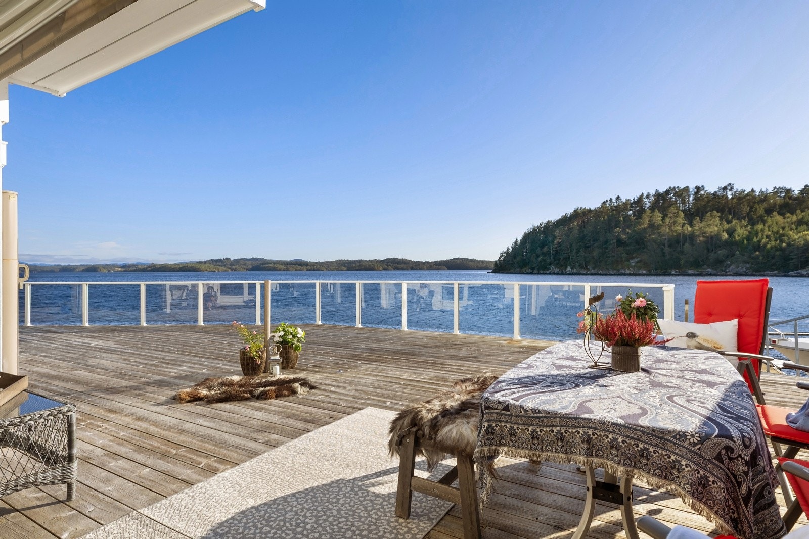 Generøs terrasse i front med nydelige solforhold og fantastisk sjøutsikt. Galleribilde