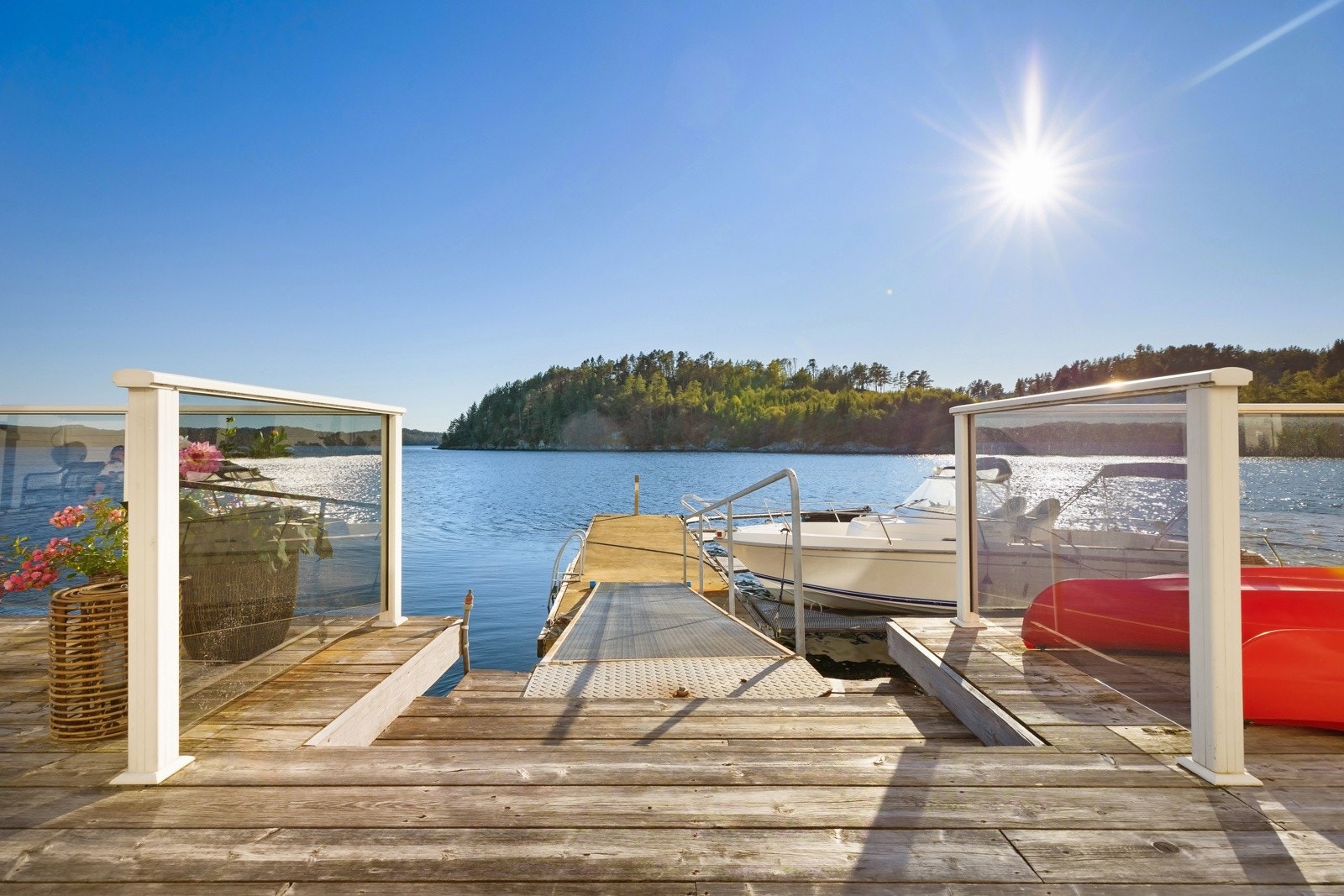 Fra terrassen er det tilkomst ned til flytebryggen til sameiet. Galleribilde