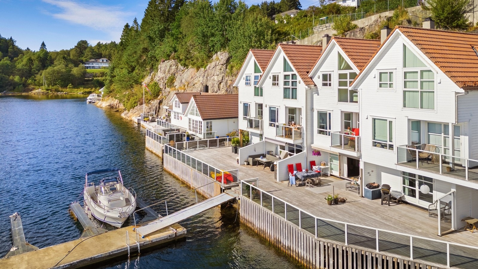 Her bor man et steinkast unna bryggen med tilhørende båtplass. Galleribilde