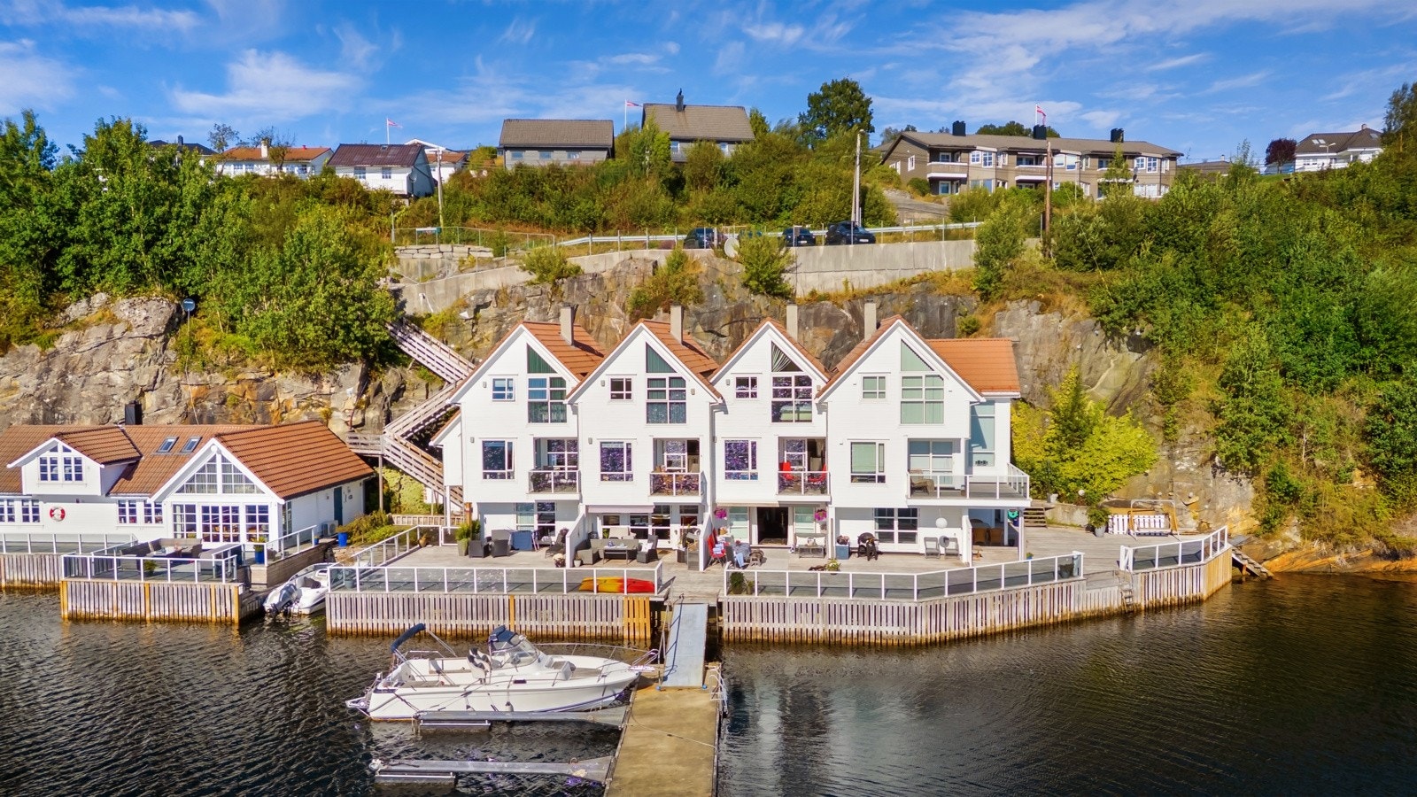 Selger opplyser om at det medfølger 2 båtplasser. Men det ligger kun uteliggere på ene siden slik at alle i sameiet bruker 1 båtplass hver. Galleribilde