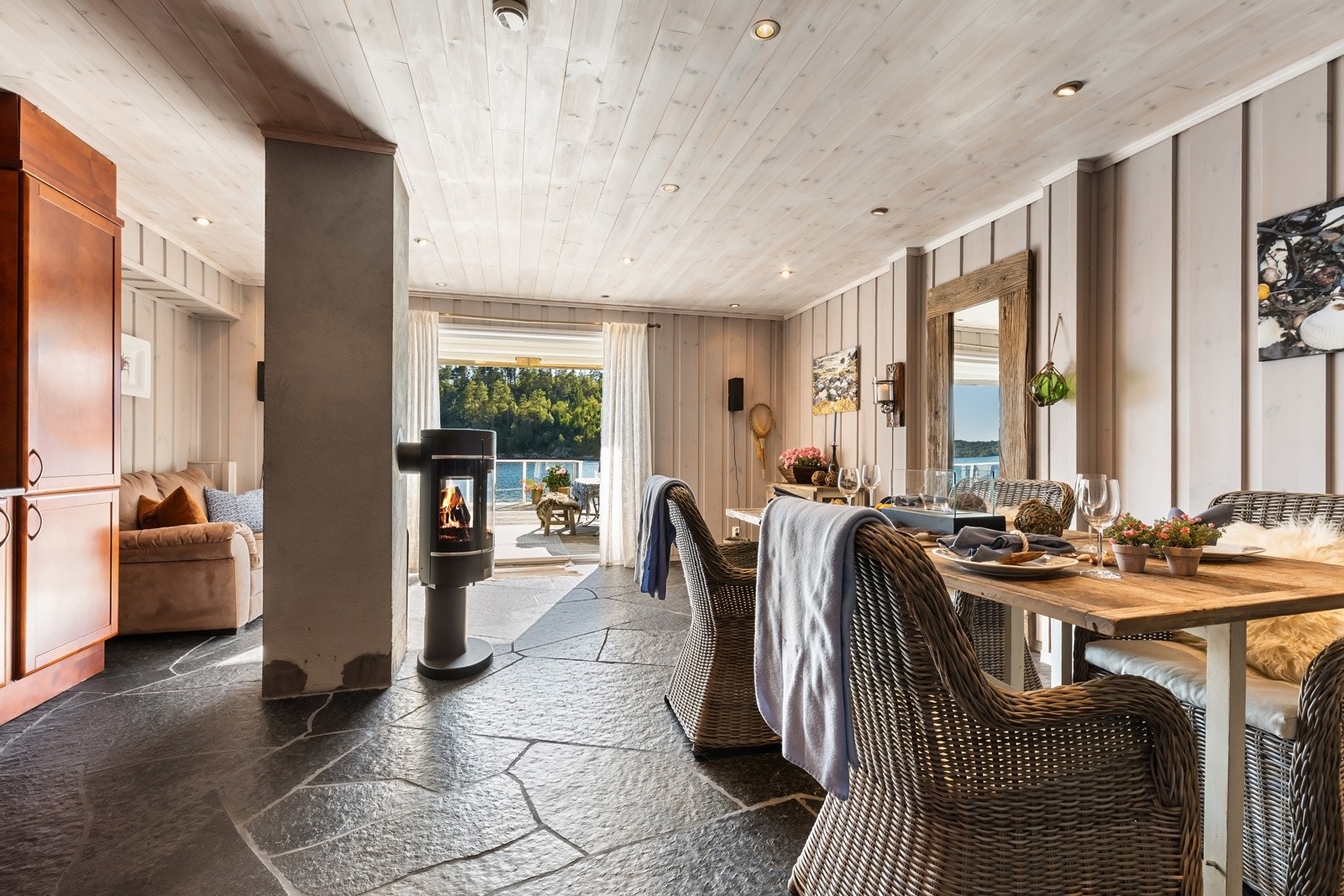 Det er god plass til å innrede med både sitte- og spisegruppe. Galleribilde