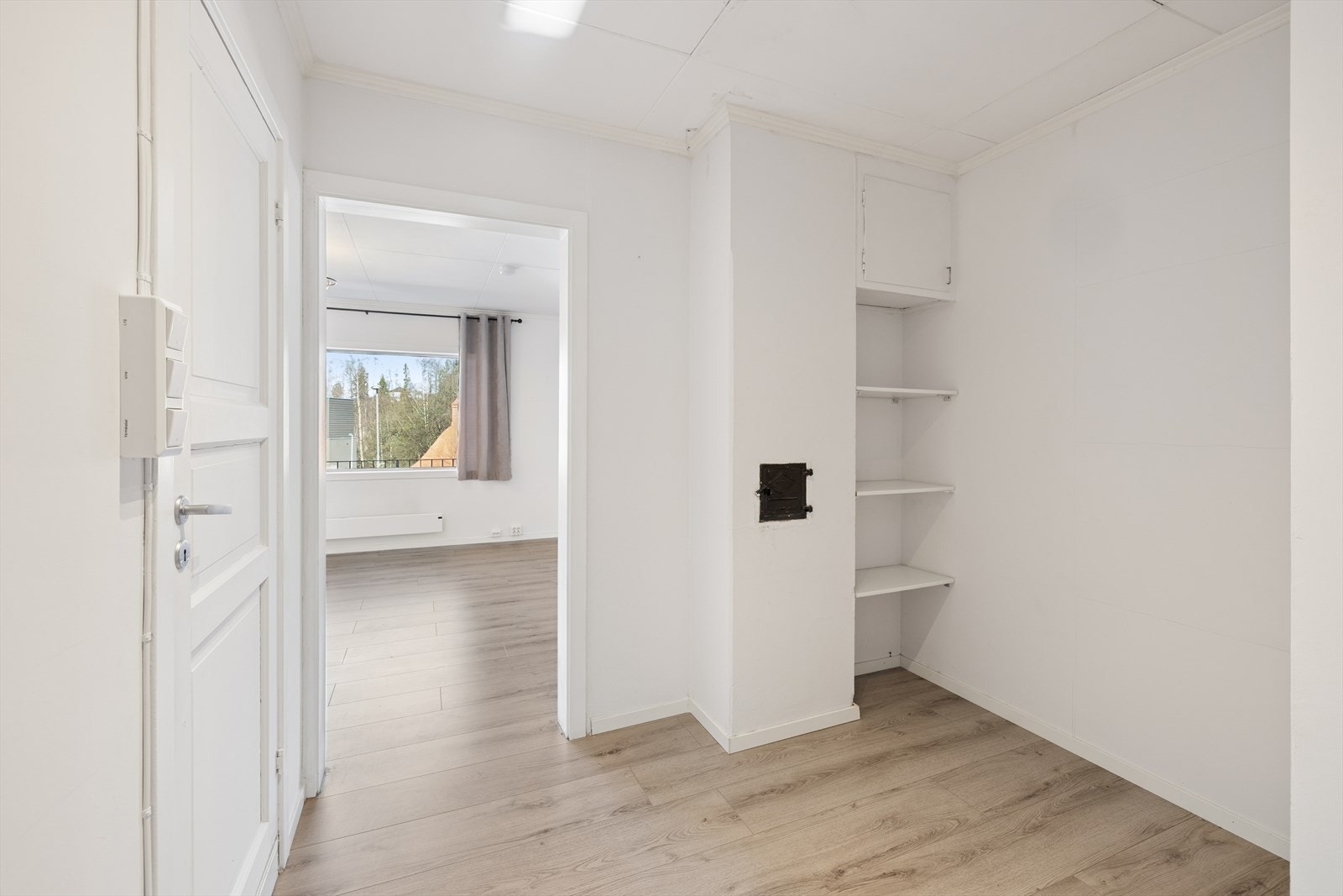 Herfra har du tilgang til badet, hovedsoverommet og stue/kjøkken Galleribilde