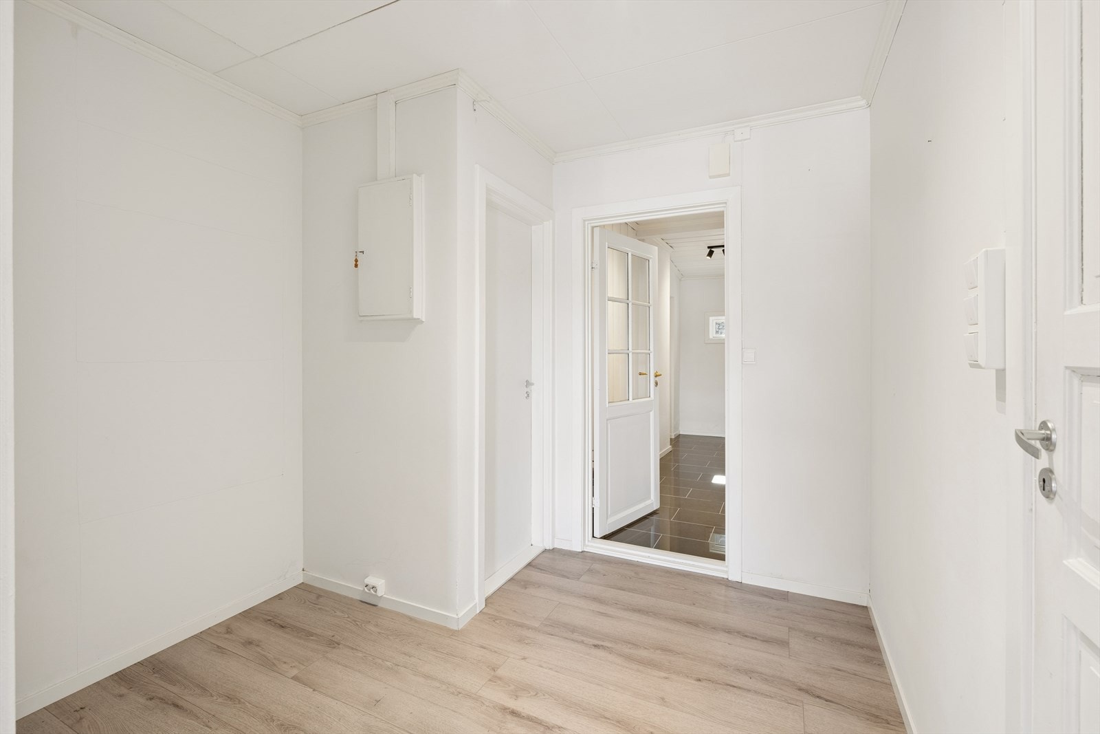 I mellomgangen er det en kjekk nisje som passer utmerket til garderobeskap eller lignende Galleribilde