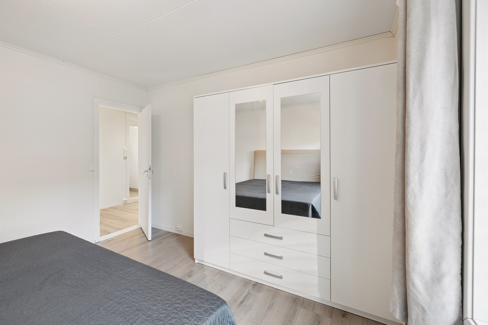 Soverom I - Her er det etablert en praktisk garderobe med både skuffer, skap og speil Galleribilde