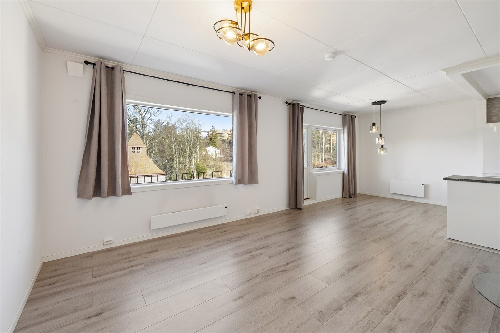 I nyere tid er overflatene oppgradert og alle vinduer skiftet - De store vindusflatene slipper inn rikelig med dagslys Galleribilde