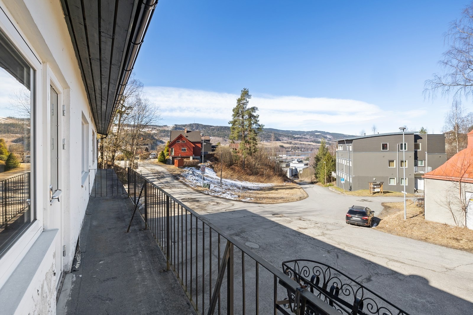 Leiligheten byr på bl.a. nordvendt balkong med frisikt over nærområdet, sørvendt uteplass ved inngangspartiet og parkering i carport Galleribilde