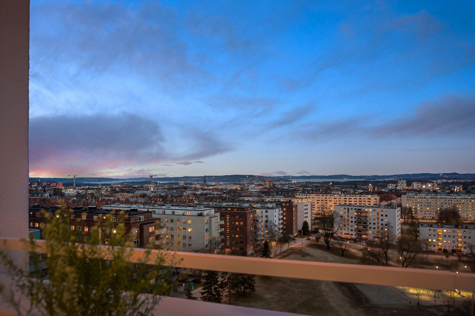 Nyt morgenkaffen med utsikt over byen. Galleribilde