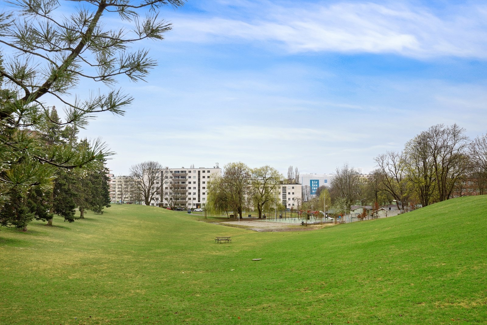 Leiligheten ligger rett ved Marienlystparken med store grøntområder. Galleribilde