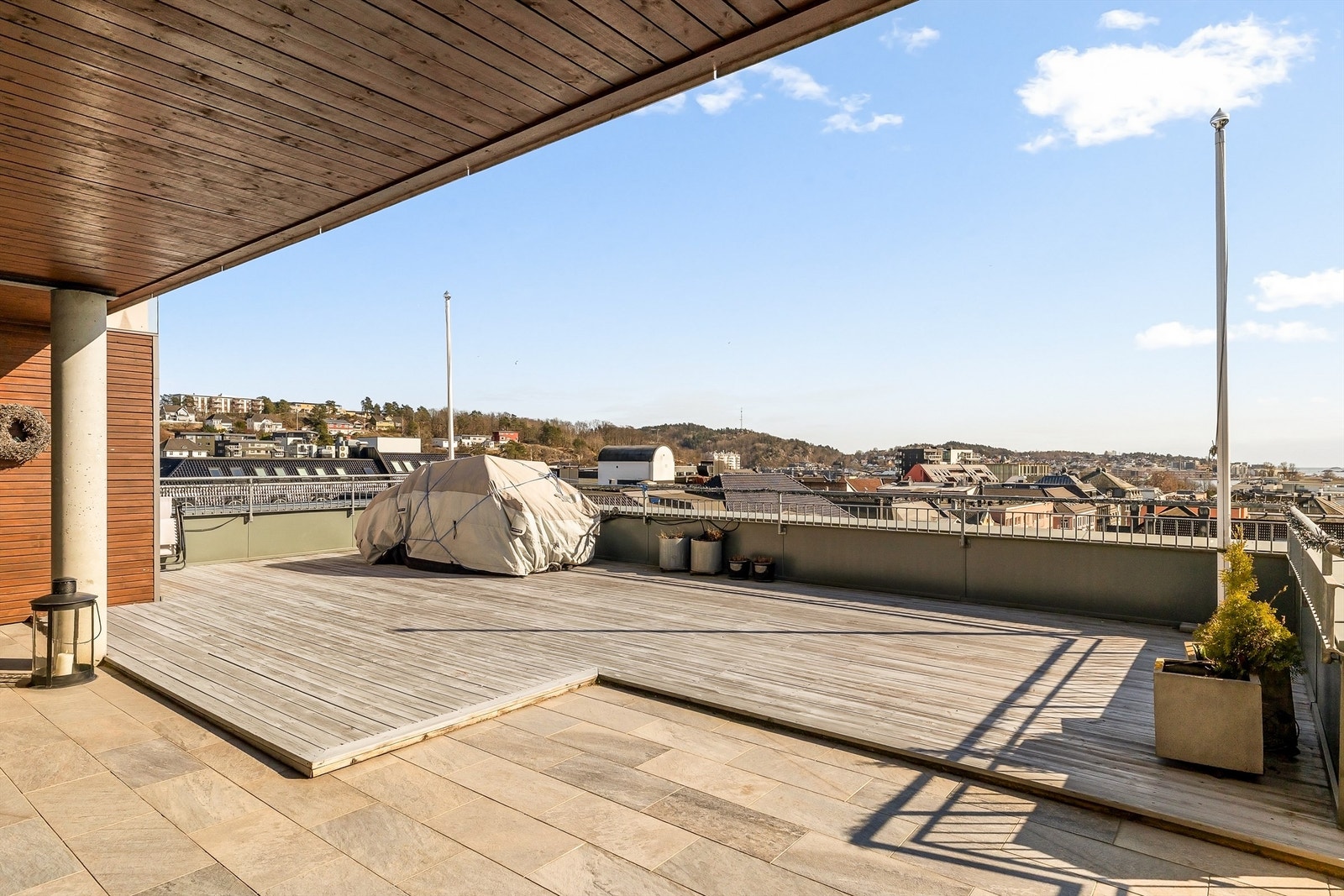 Stor felles takterrasse med utsikt mot byen Galleribilde