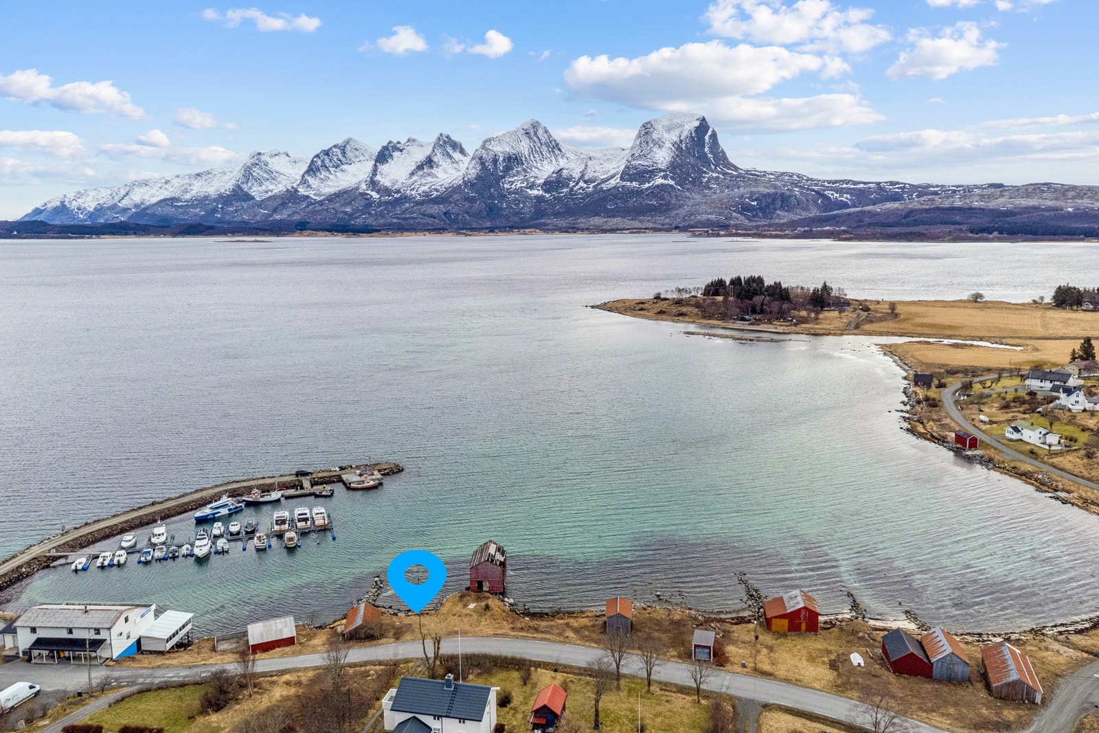 Eiendommen er plassert i et landskap med storslått utsikt mot fjellkjeden De syv søstre. Galleribilde