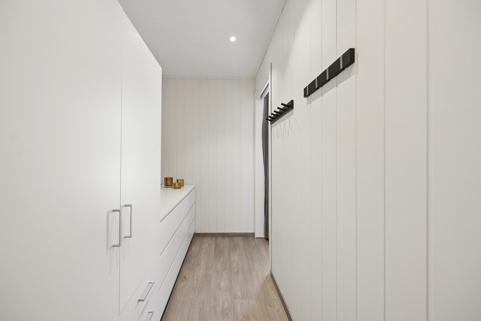 Walk-in-closet med god plass til garderobeløsning. Galleribilde