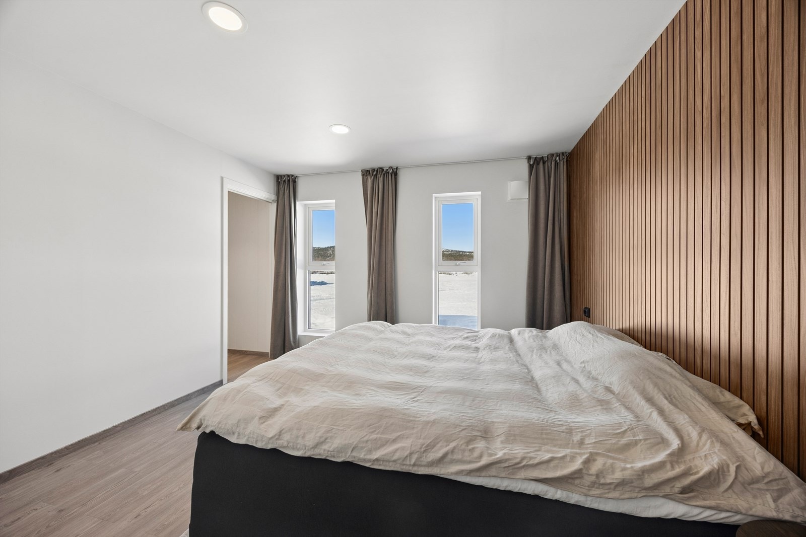 Et romslig hovedsoverom med tilgang til et eget walk-in-closet. Galleribilde