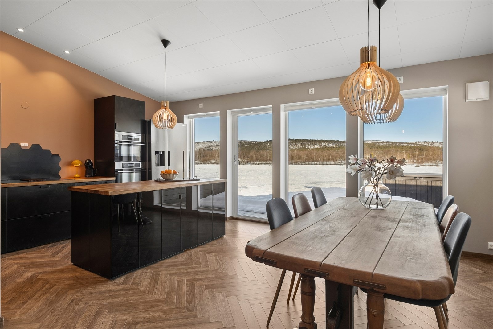 Kjøkkenet har en stor kjøkkenøy som fungerer som et naturlig samlingspunkt. Galleribilde