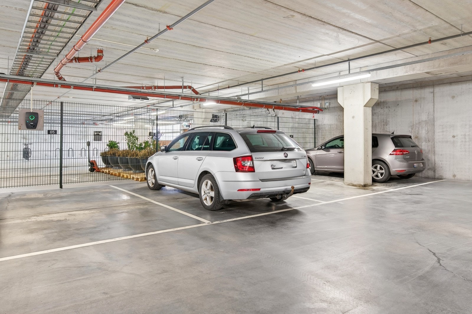 Fast p-plass merket med nr. 86 - klargjort opplegg for installsjon av lader Galleribilde