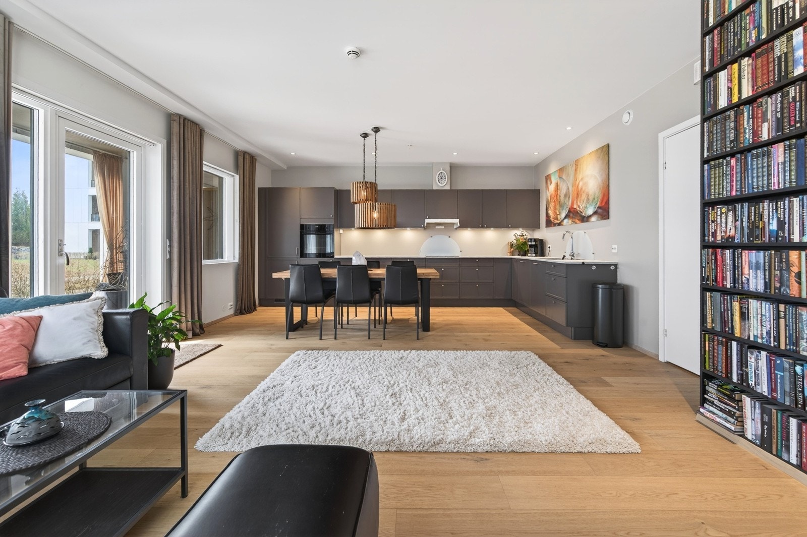 Naturlig plass for sittegruppe og spisebord Galleribilde