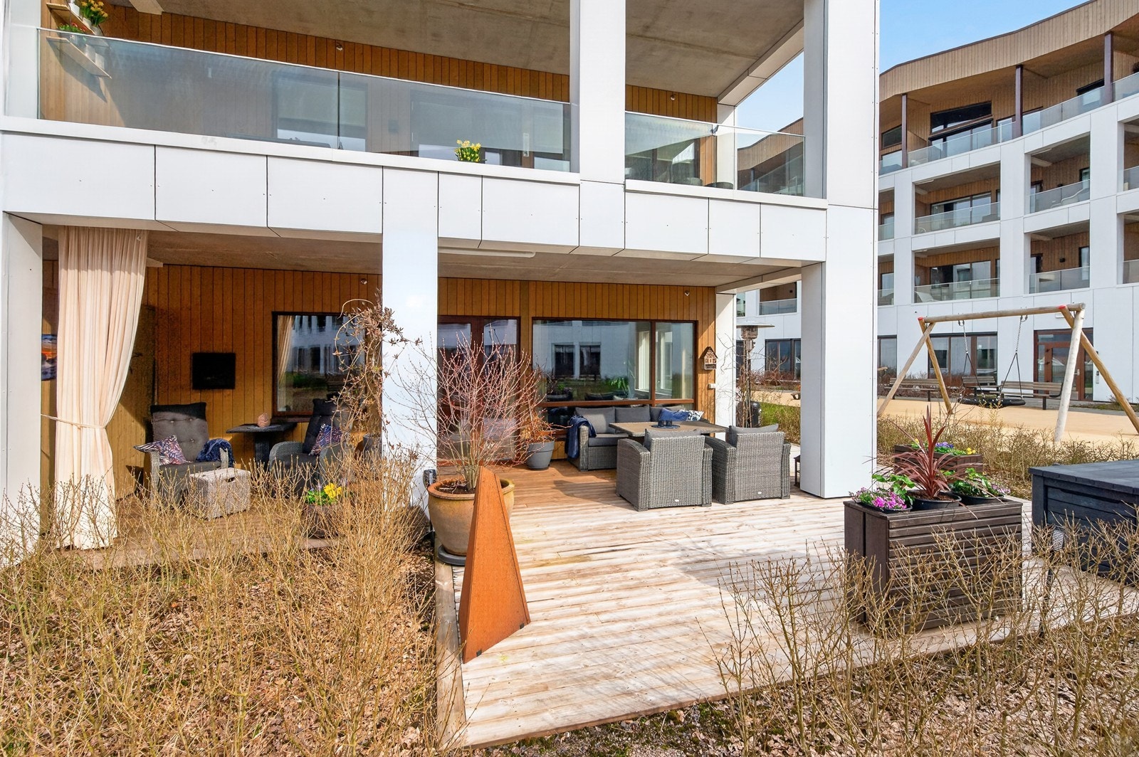 Hele 42 kvm terrasse utenfor stuen Galleribilde