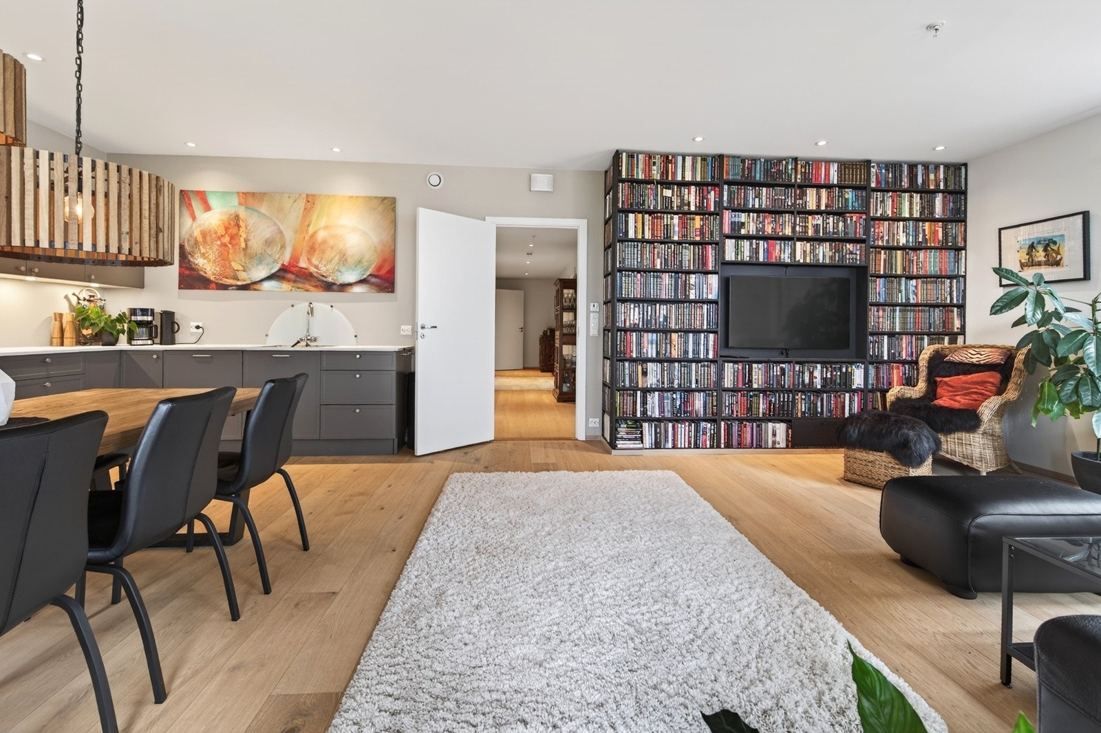Utstrakt bruk av spotter i tak Galleribilde