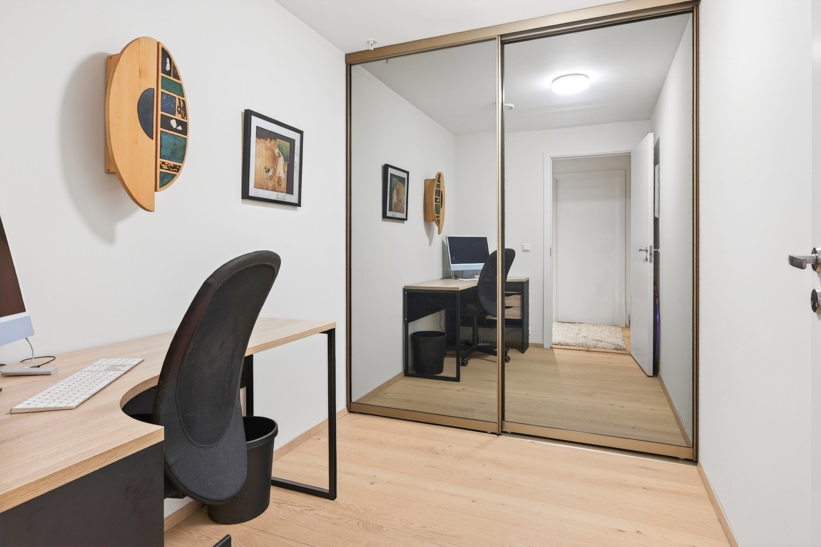 Walk-in garderobe med skyvedørsgarderobe og kontorplass Galleribilde