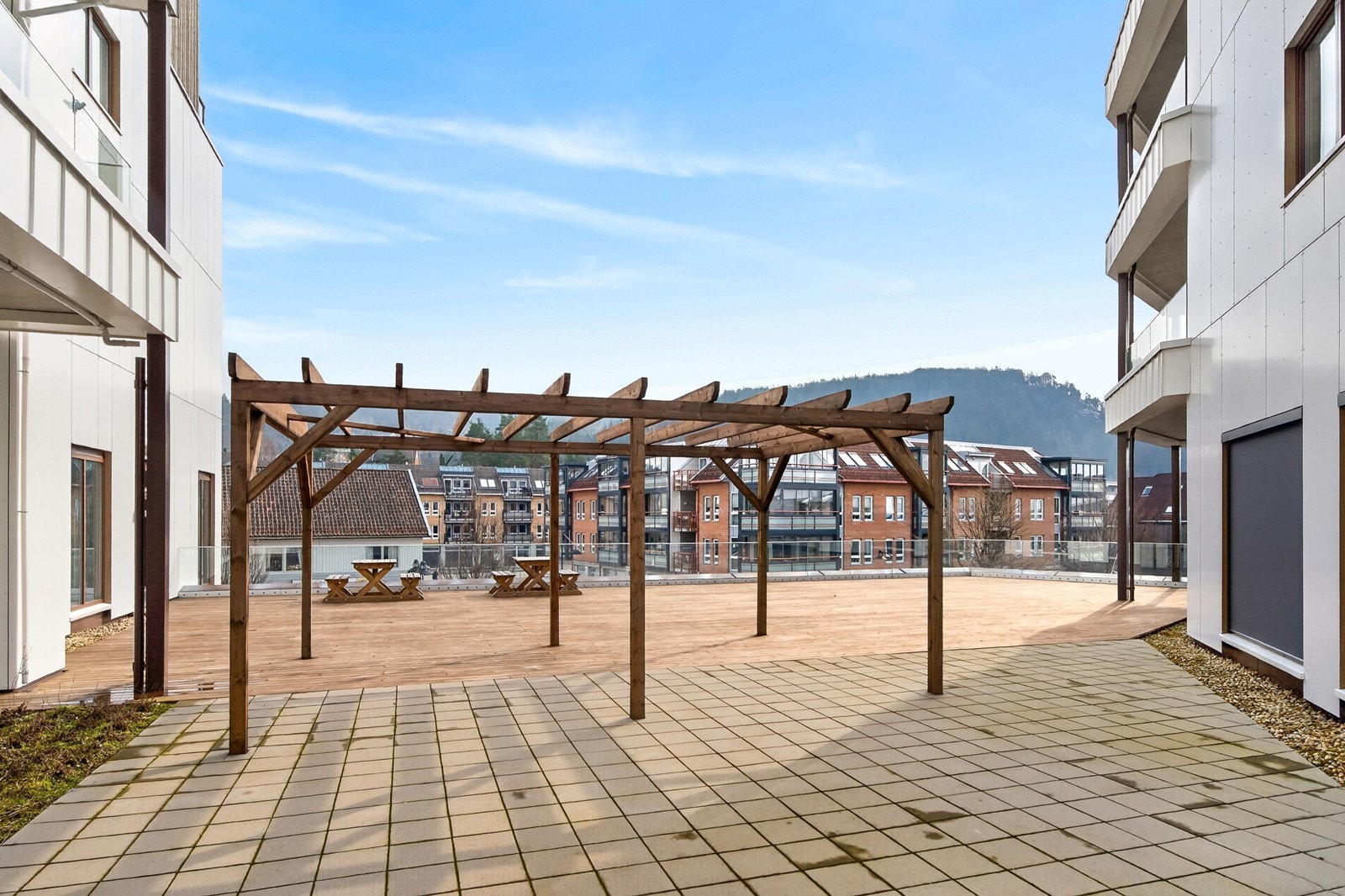 Felles platting med pergola og sittegrupper Galleribilde