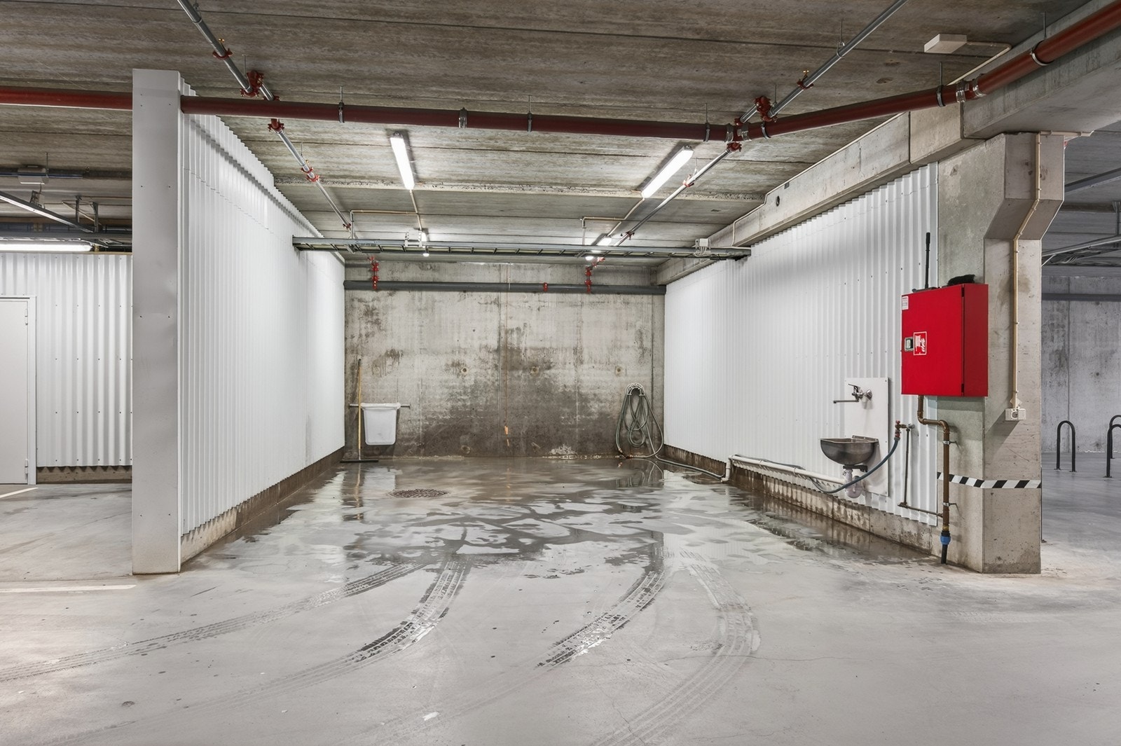 Felles sykkelparkering og vaskeplass Galleribilde