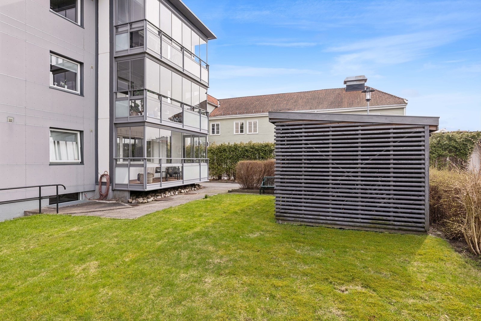 Felles sykkelbod er praktisk plassert rett ved uteområdet. Leiligheten disponerer også tre boder i kjelleren. Galleribilde