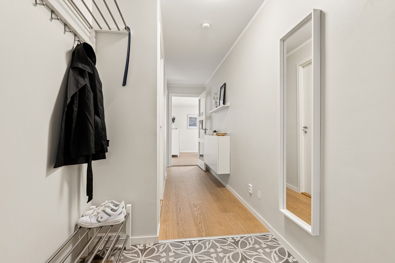 Man ønskes velkommen inn i en pen entré med god plass til å henge fra seg yttertøyet. Her er det også plass til oppbevaringsløsninger. Galleribilde