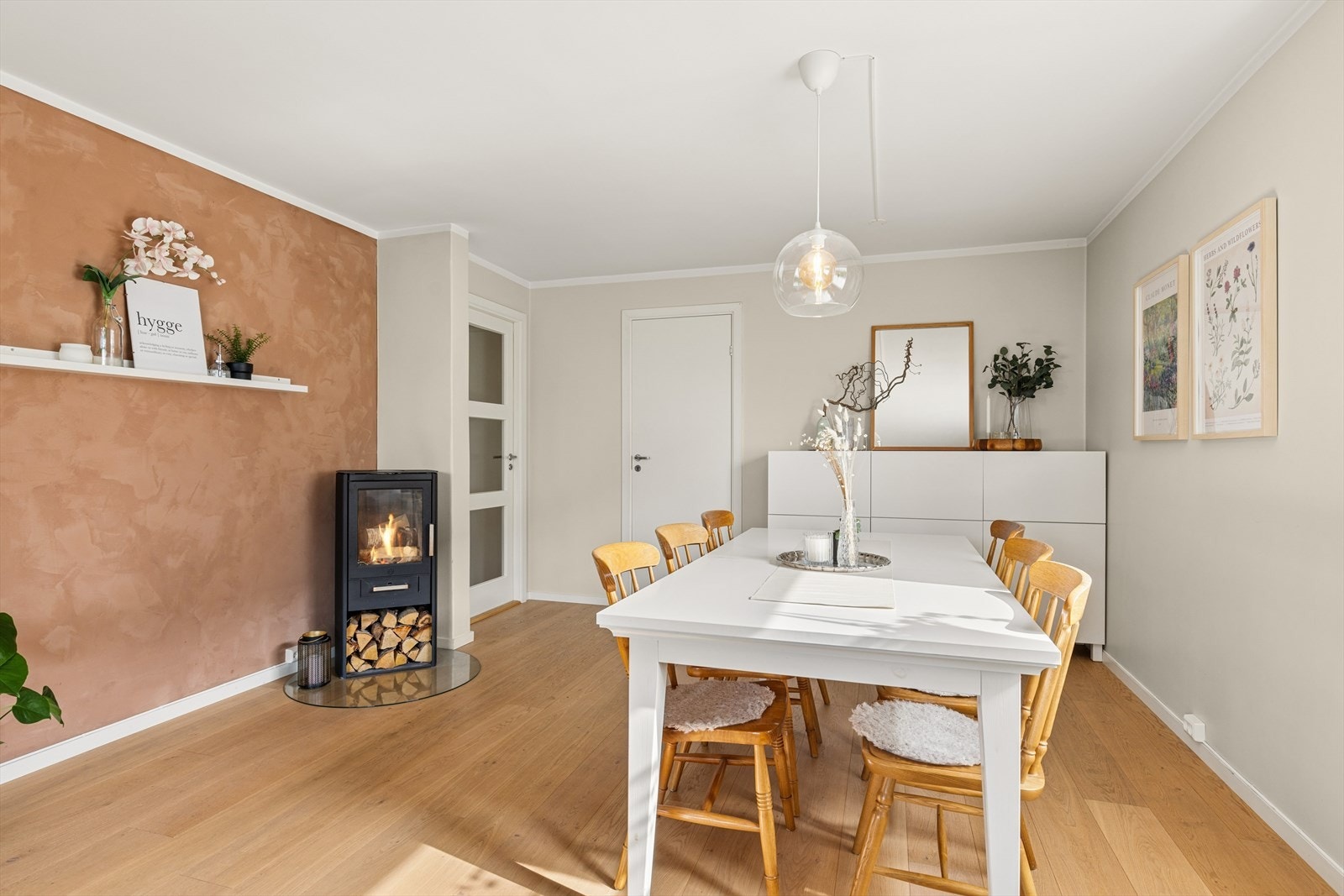 Spisestuen er en naturlig del av det store oppholdsrommet. Galleribilde