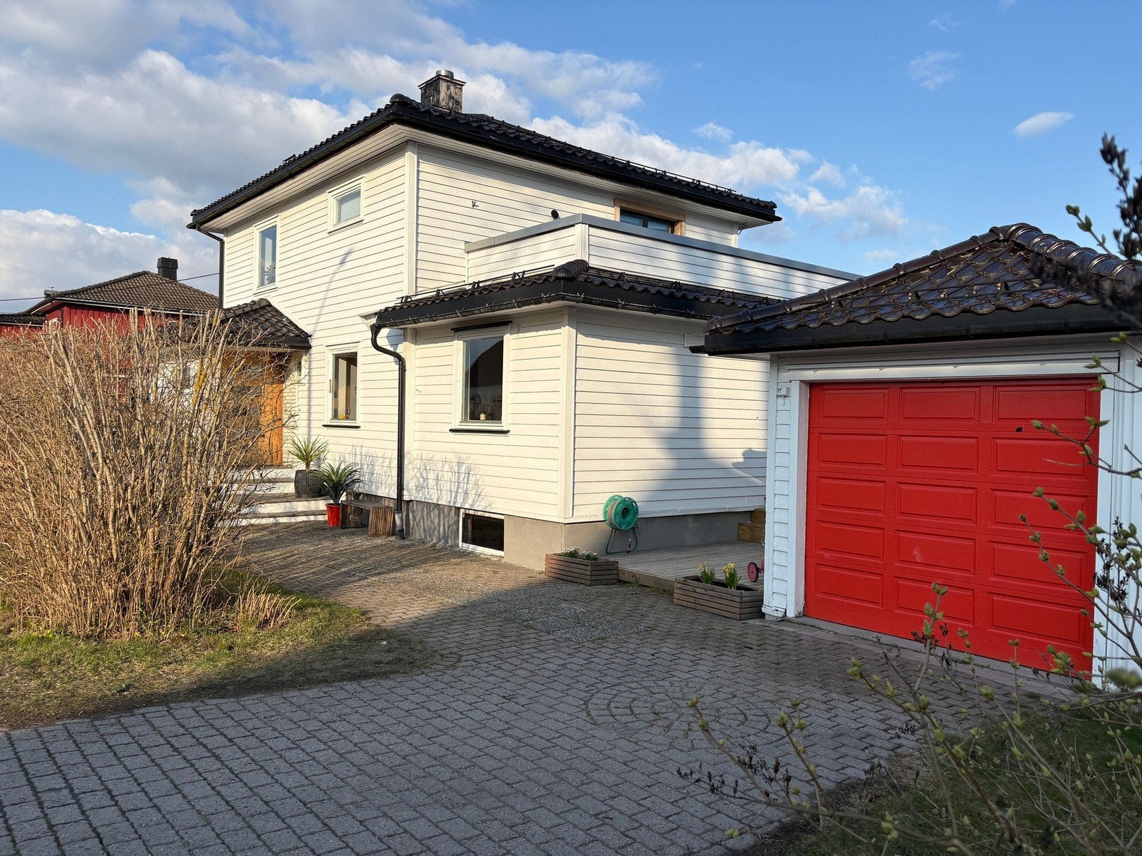 God plass til parkering i egen gårdsplass og i enkel garasje Galleribilde