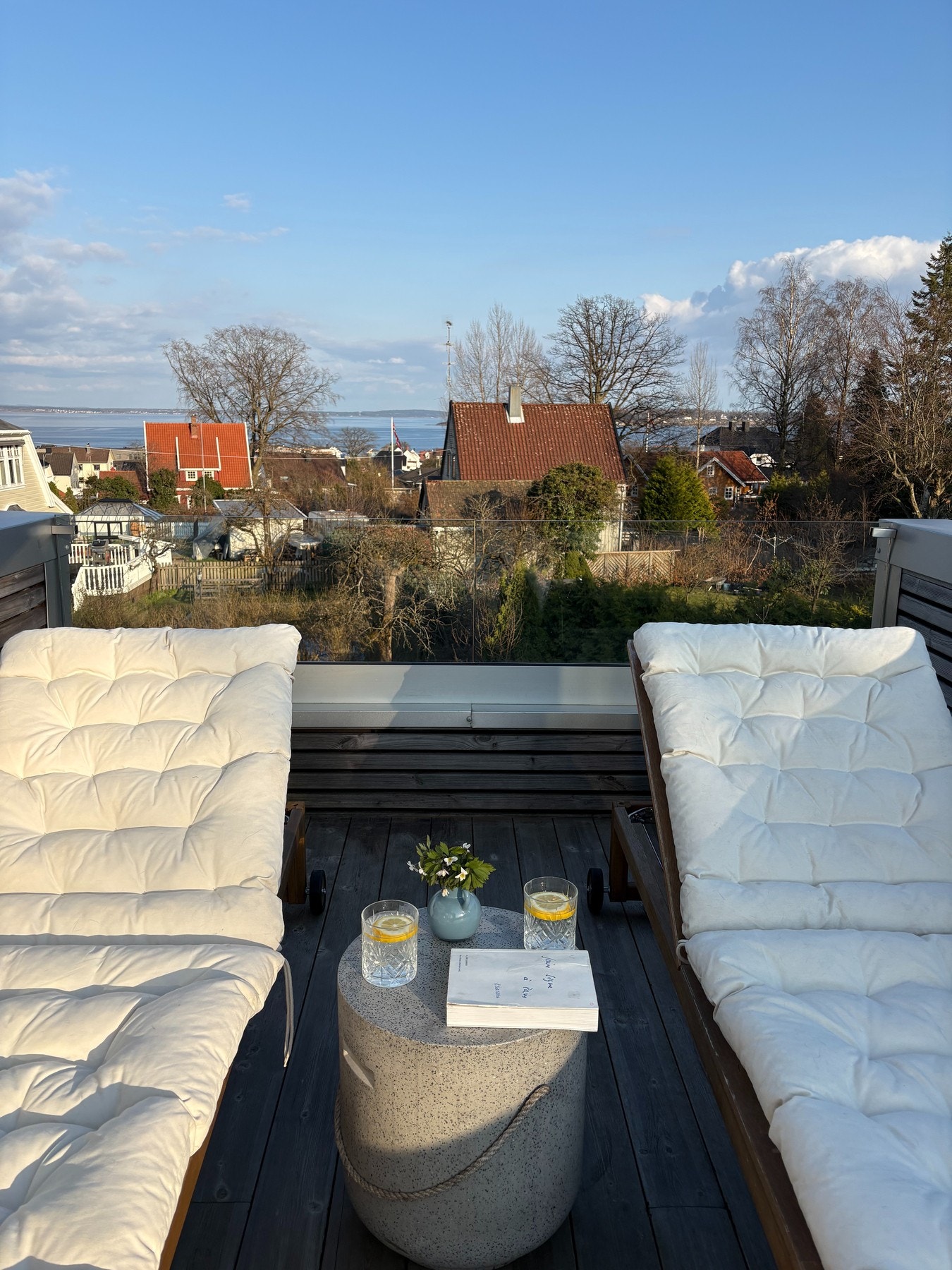 Her kan man nyte solen og utsikten fra morgen til kveld Galleribilde