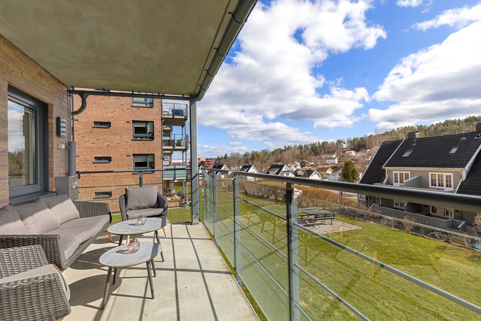 Innholdsrik og lettstelt leilighet sentralt i Slemmestad. Balkong, heis og garasje Galleribilde