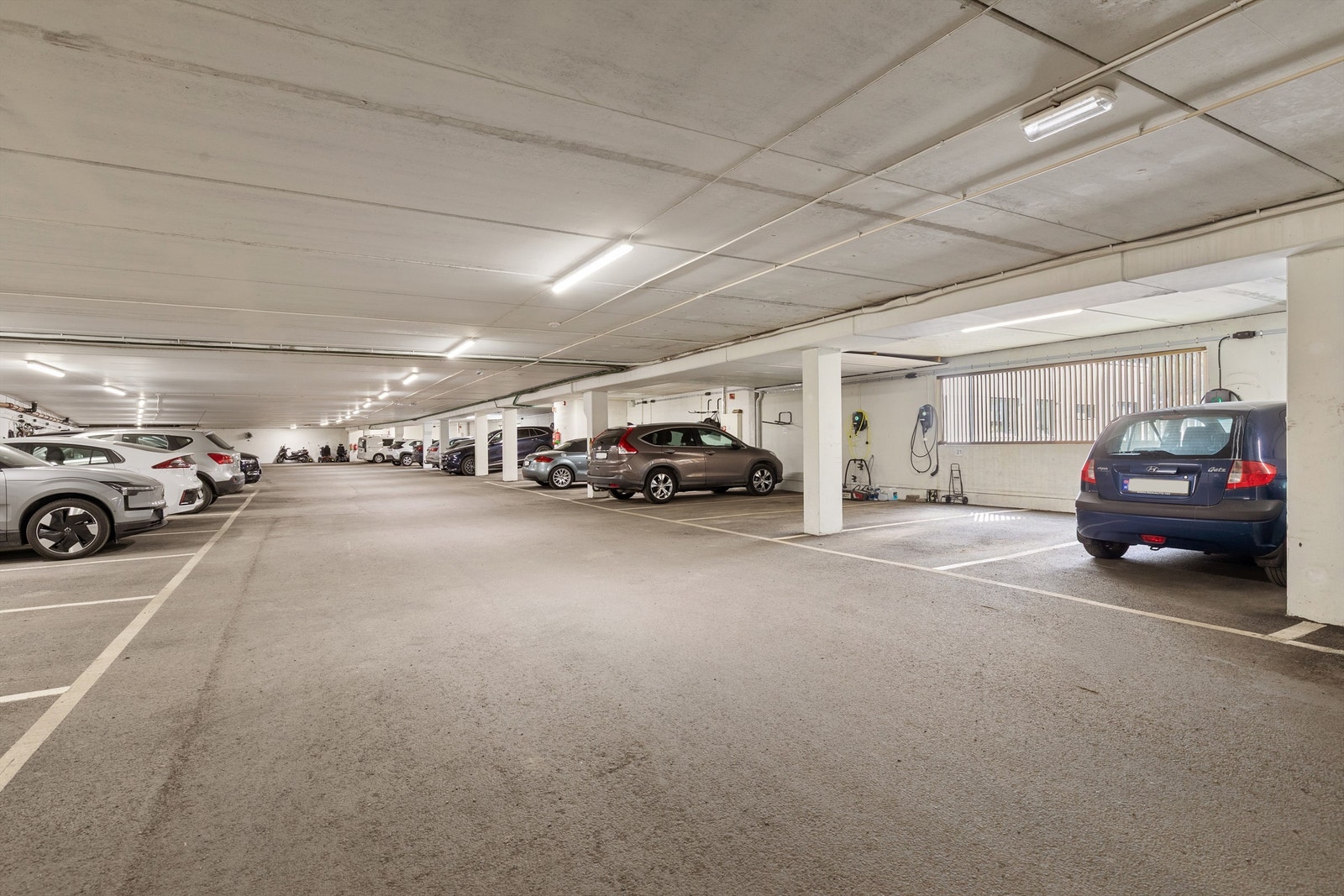 Garasjeplass i felles garasjekjeller. Mulighet for etablering av elbil-lader via borettslaget. Bekostes evt. av ny eier Galleribilde