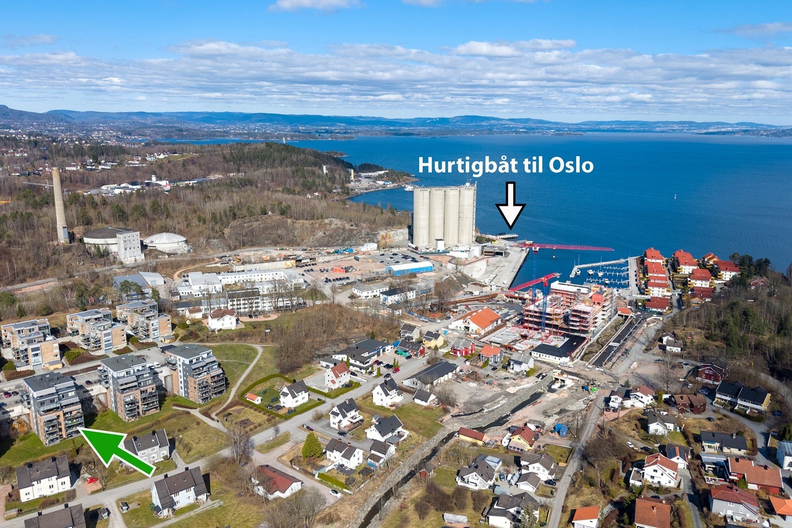 Kort gangavstand til hurtigbåt- Aker brygge, ekspressbuss retning Asker/Oslo, samt. Rortunet kjøpesenter med alt du trenger i hverdagen Galleribilde
