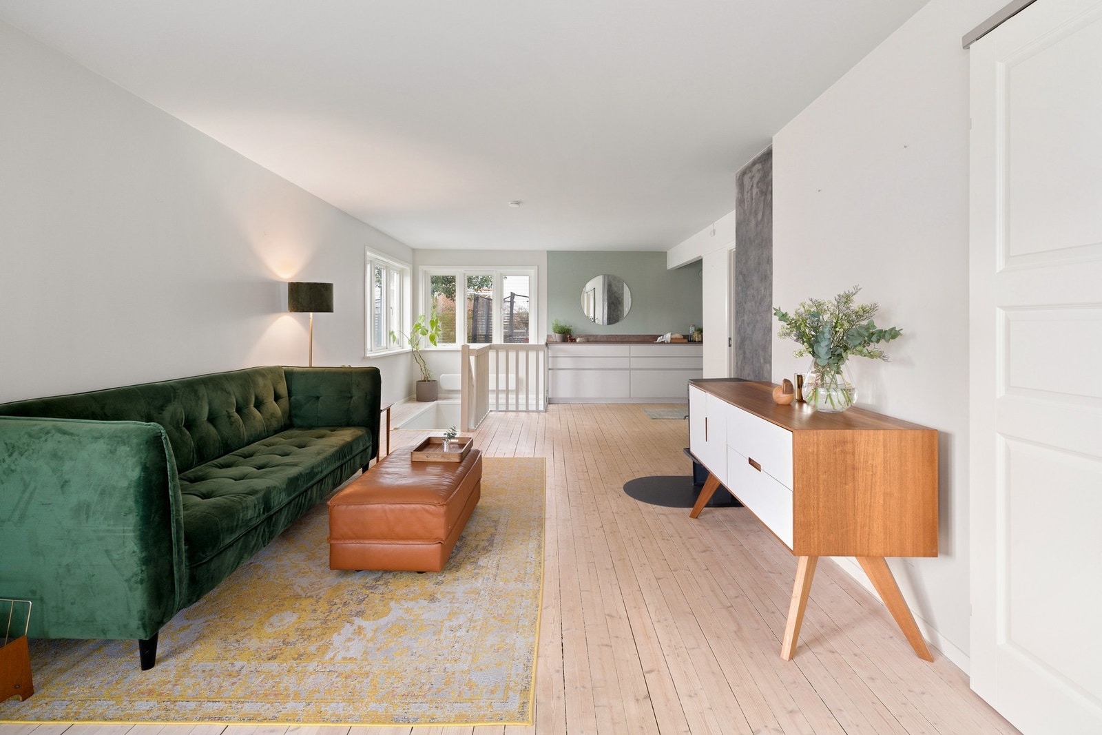Rommet er naturlig inndelt i ulike brukssoner, og det passer utmerket å innrede med spisebord utenfor kjøkkenet eller ved hjørnevinduene mot terrassen. Galleribilde