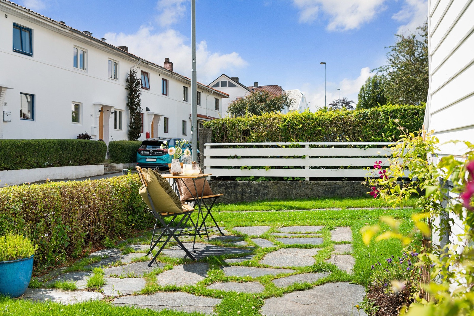 Det romslige utearealet gir god plass til utemøbler og det er trampoline på baksiden for de små. Galleribilde