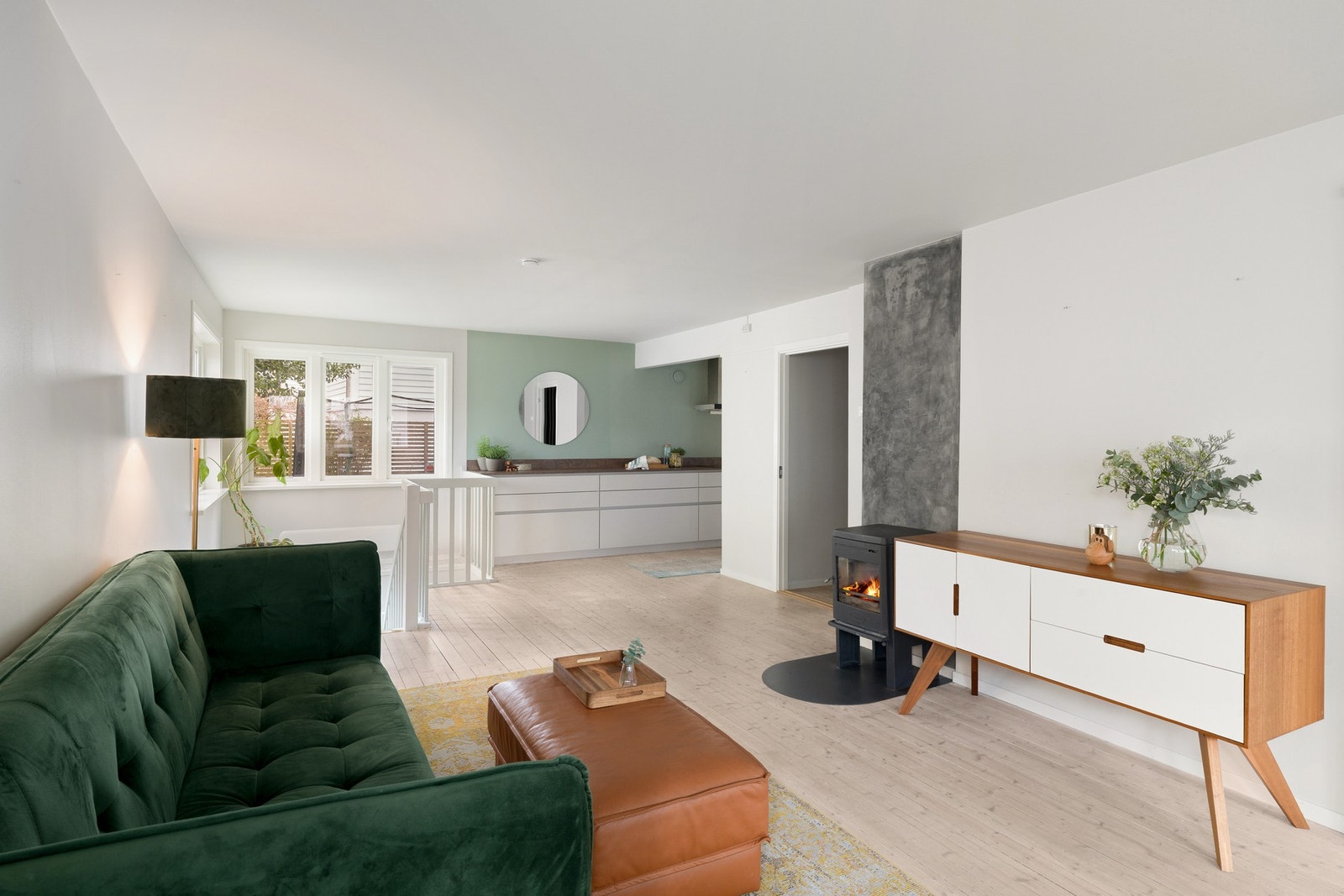 Den delvis åpne stue- og kjøkkenløsningen gjør dette til et sosialt allrom, samtidig som deler av kjøkkenet også er tilbaketrukket. Galleribilde