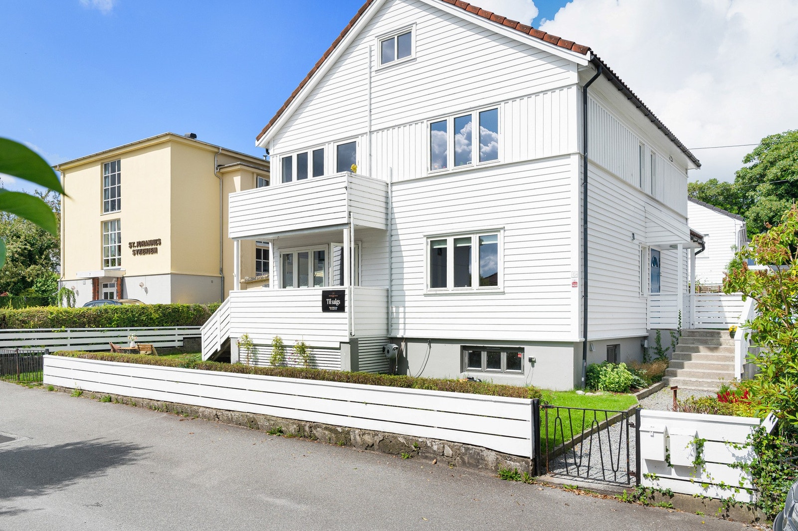 Her bor man i et rolig og etablert område, med nærhet til både turområder, matbutikker, barnehager og skoler. Galleribilde