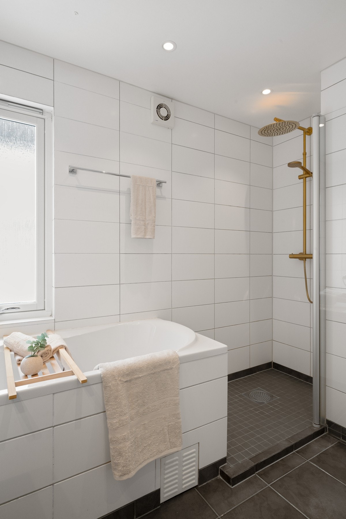 Det er praktisk innredet med både dusjnisje og innfliset badekar. Galleribilde