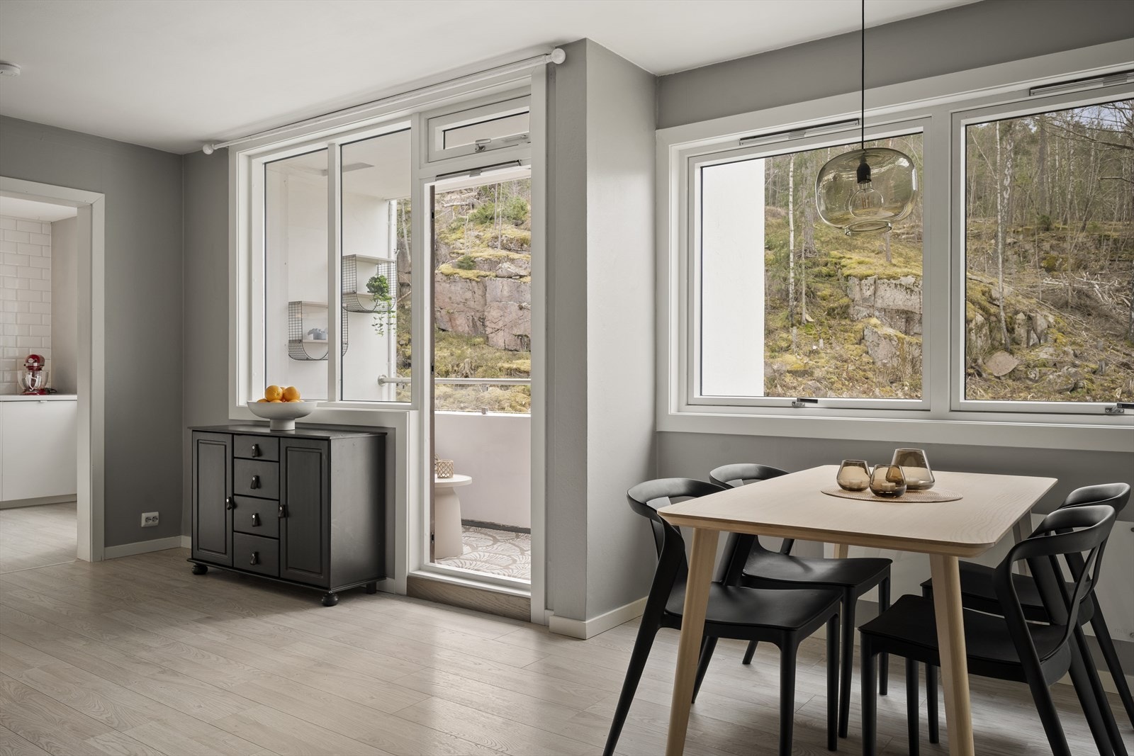 Stuen er romslig og holder moderne lyse farger. Galleribilde