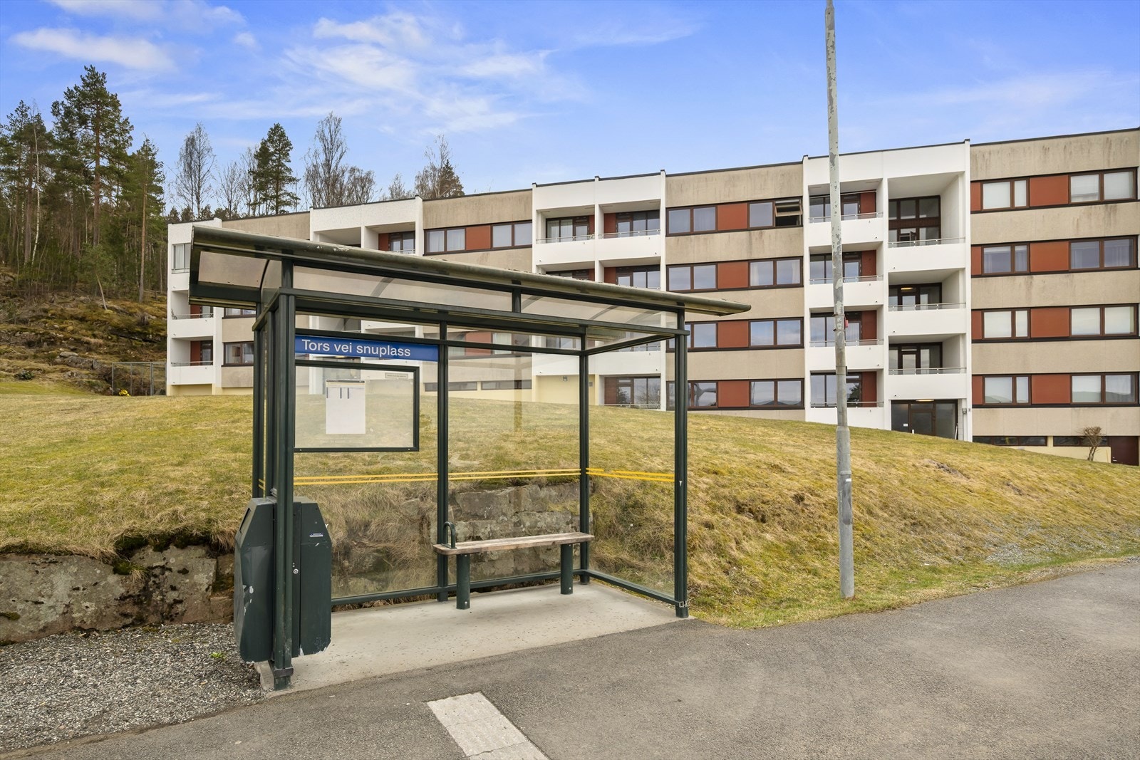 Umiddelbar nærhet til kollektivtransport med bussholdeplass like utenfor døren! Galleribilde