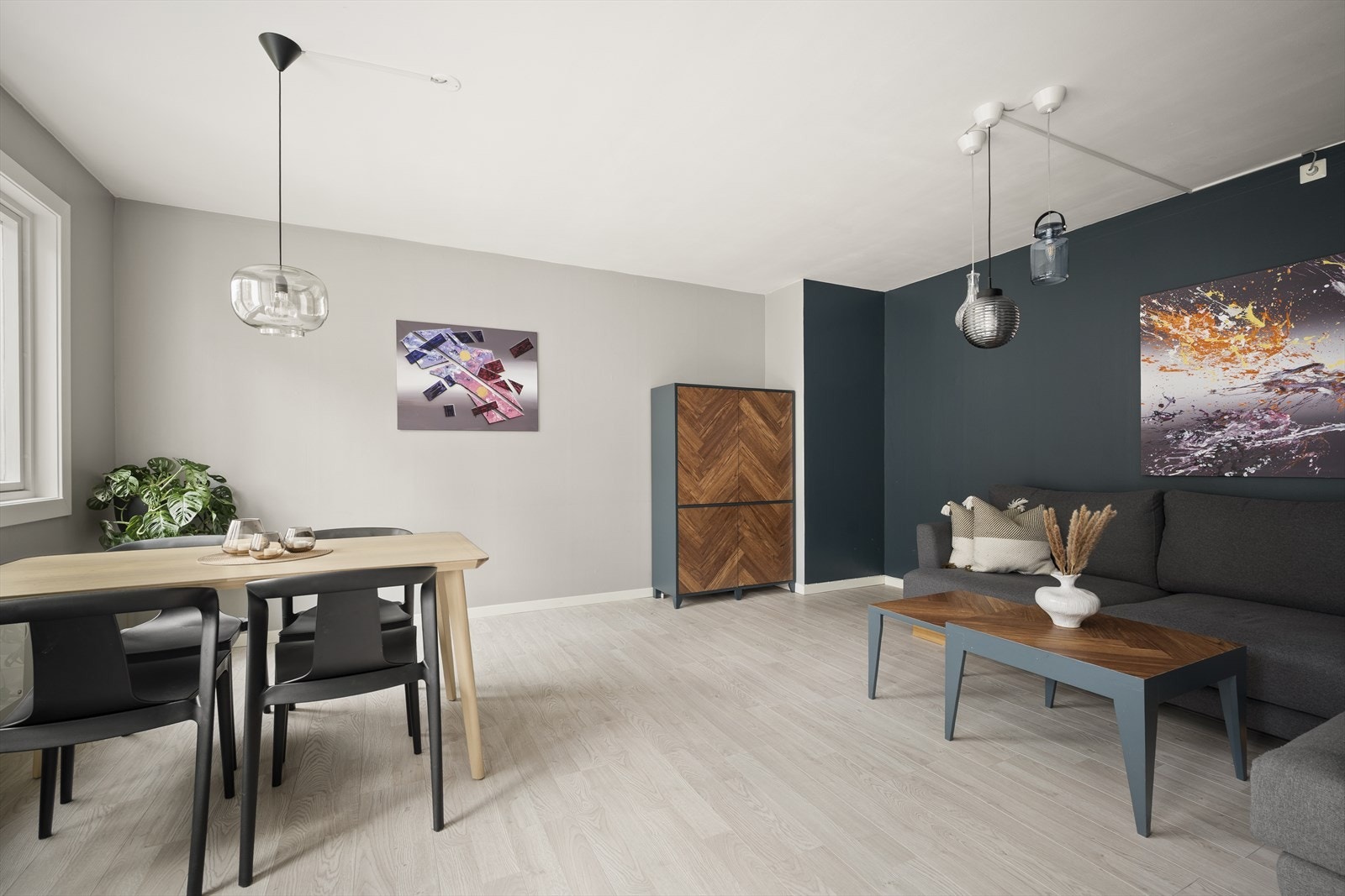 Stuen malt i tidsriktig og moderne farger. Mulighet for ildsted. Galleribilde