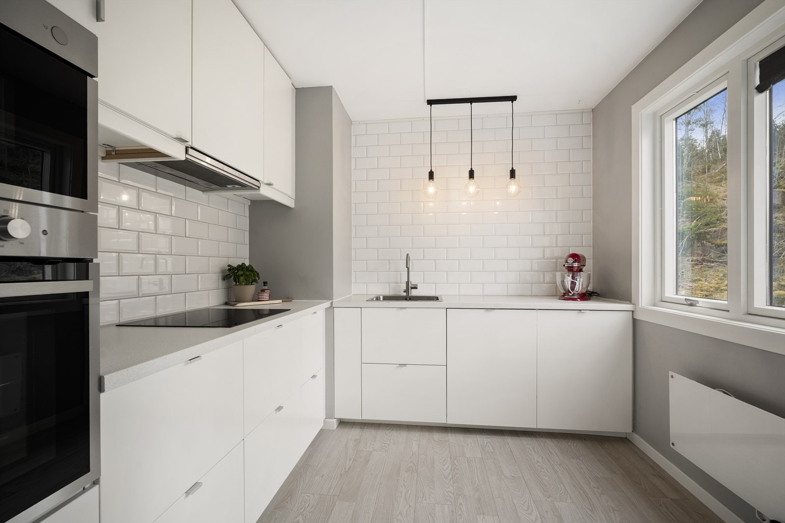 Moderne kjøkkeninnredning fra IKEA (2018) med slette fronter, laminat benkeplate og fliser på vegg! Galleribilde