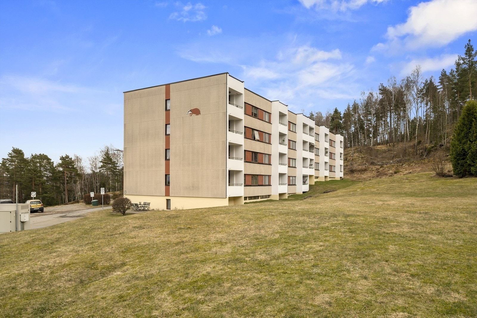 Velholdt fasade og grøntarealer. Galleribilde
