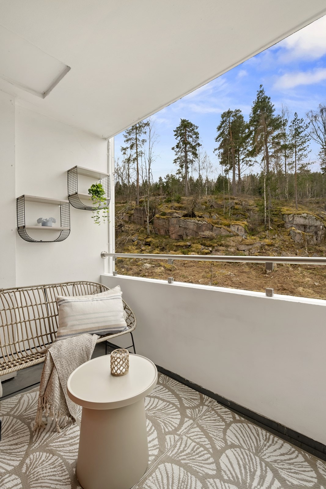 En fin balkong vendt mot rolige og grønne omgivelser! Galleribilde