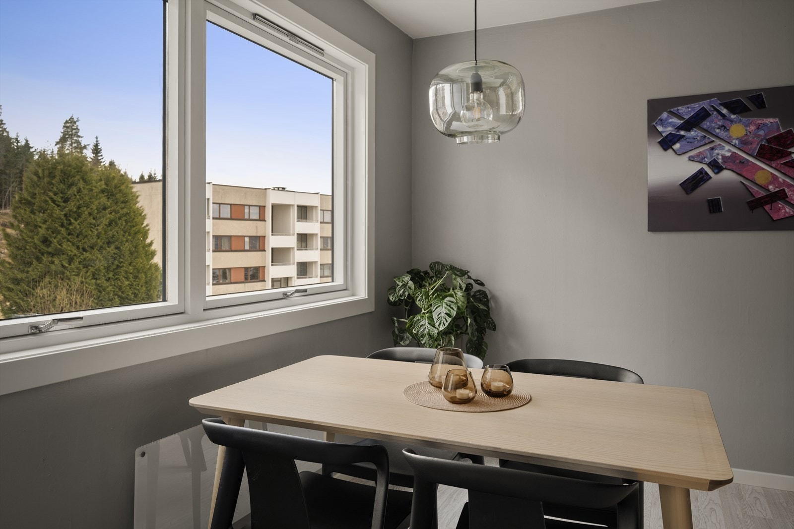 Stuen har god plass til bla. spisebord og stoler. Galleribilde