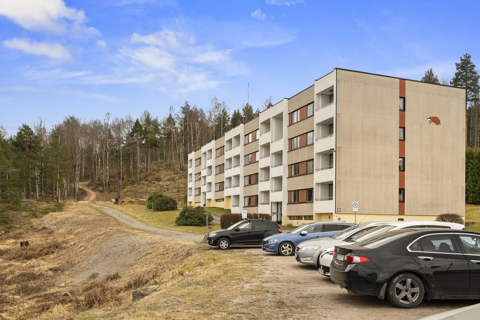 Parkering på borettslagets tomt, garasjeplass kan kjøpes ved tilgjengelighet. Galleribilde