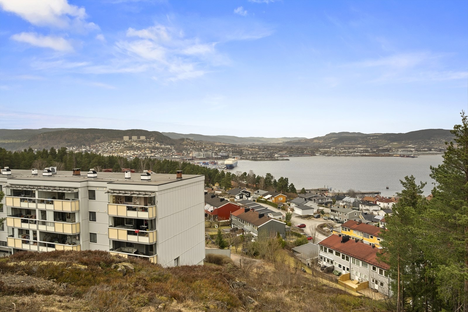 Tomten har en flott utsikt mot Drammen og Lier! Galleribilde