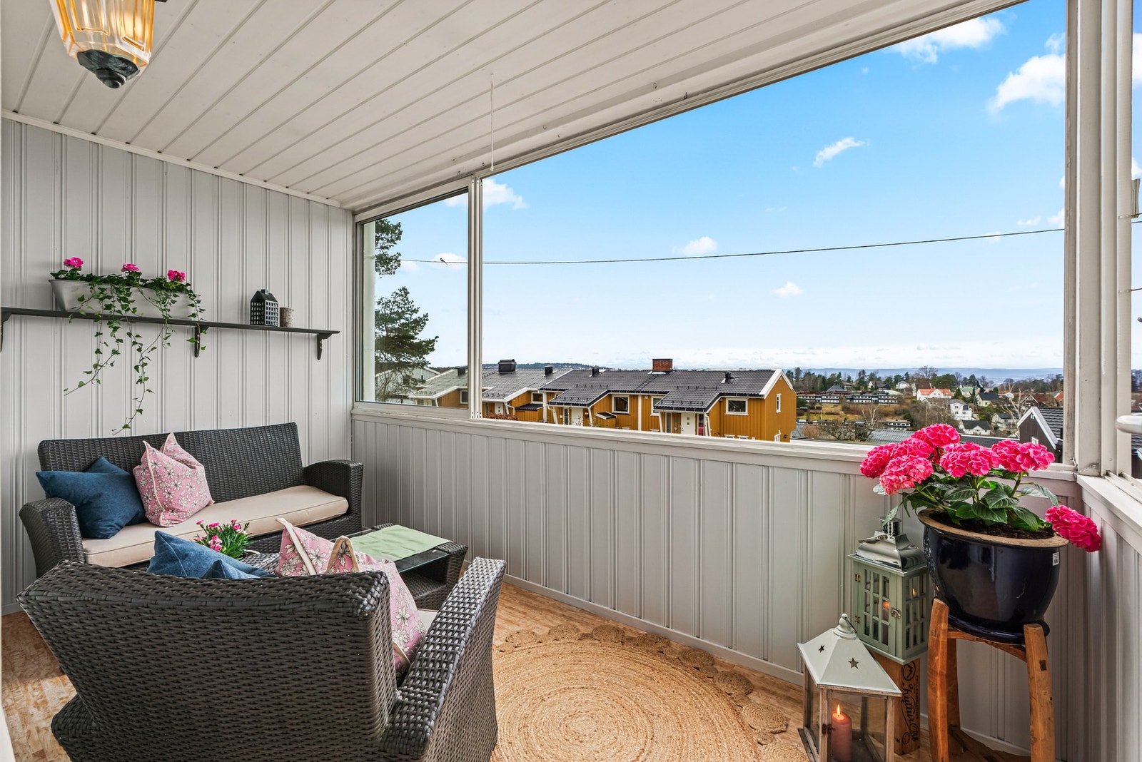 Fra stuesonen er det utgang til en vestvendt, innglasset balkong på ca. 9 kvm. Galleribilde