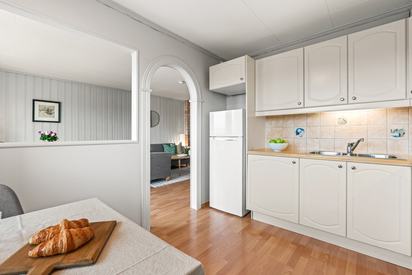 Videre er kjøkkenet utstyrt med komfyr, komfyrvakt, samt kullfilterventilator og god arbeidsbelysning. Det er ellers et kjøle-/fryseskap i egen nisje. Galleribilde
