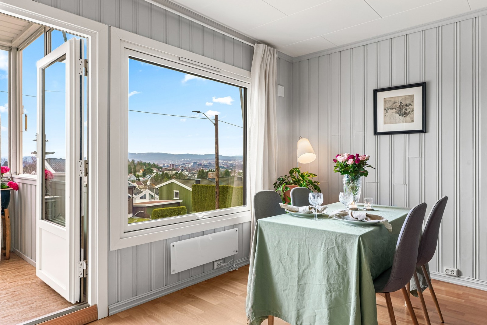 Stuen får godt med naturlig lysinnslipp via store vindusflater. Vinduene og balkongdøren ble skiftet i regi av sameiet i 2025. Galleribilde
