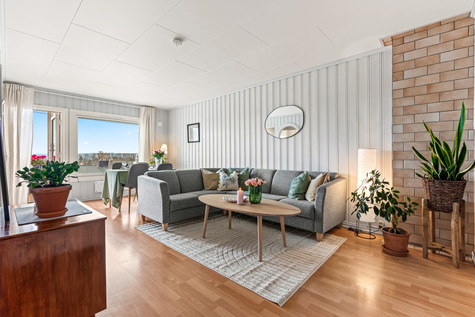 Solbergliveien 56 er en attraktiv selveierleilighet, med en sentral og populær beliggenhet i sjarmerende trehusbebyggelse på Godlia. Galleribilde